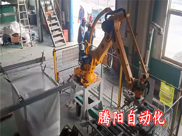 噸包碼垛機器人直接把產品裝入噸包內