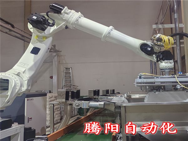 PAC拆包投料機器人實現了對物料拆包和投料的全程自動化控制