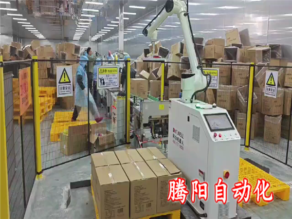 箱裝食品協(xié)作碼垛機器人改變傳統(tǒng)碼垛